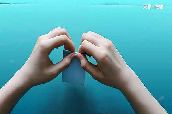 礼物袋怎么折(开口处卷一卷礼物袋完成了)