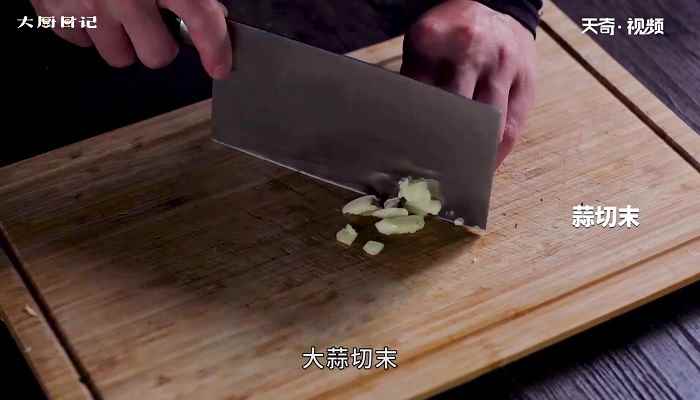 蒜香口蘑的做法(橄榄油和黄油热锅的步骤)