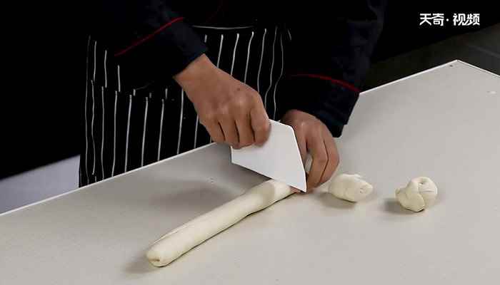 肠仔包怎么做(火腿肠的做法步骤有哪些)