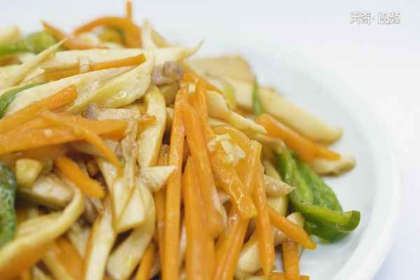 杏鲍菇炒胡萝卜的做法(胡萝卜半根、杏鲍菇200克、青椒1个、大蒜2瓣、蚝油)