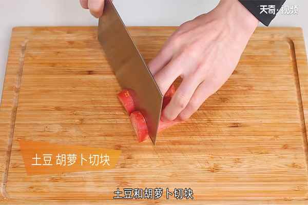 咖喱饭的做法(牛腩、香叶、洋葱、番茄、蒜、咖喱酱、胡萝卜、土豆、米饭)