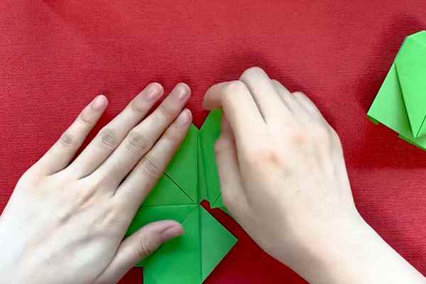 四叶草的折法(四叶草三片叶子怎么翻转)