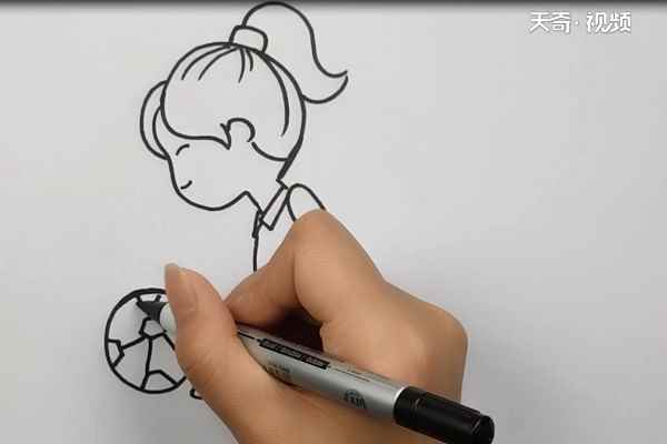 踢足球简笔画(足球怎么画好上半身和手臂)