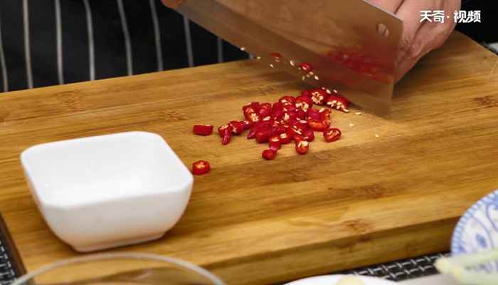 凉拌变蛋的做法(小米辣怎么做好吃)