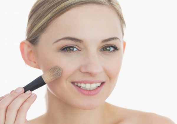 粉底液有哪些作用(粉底液的作用有:防晒、隔离脏空气、修容调色、抗辐射、抗衰老、)