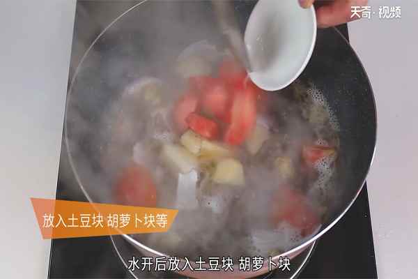 咖喱饭的做法(牛腩、香叶、洋葱、番茄、蒜、咖喱酱、胡萝卜、土豆、米饭)