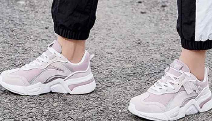 女生脚21厘米穿多大鞋(女生脚21厘米穿35码的鞋子)