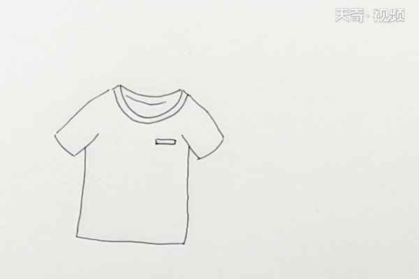 短袖简笔画(我们先画一个衣领和口袋涂上淡棕色就可以了)