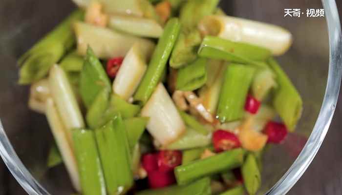 凉拌蒜苗怎么做(小米辣切圈怎么做好吃)