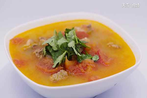 番茄牛腩汤的做法(牛腩400克、番茄3个、姜1块、大葱半根)