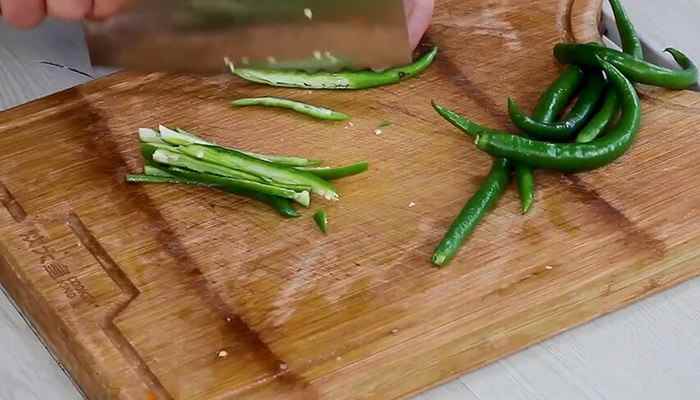 尖椒炒土豆丝的做法(青红尖椒切丝的做法步骤)