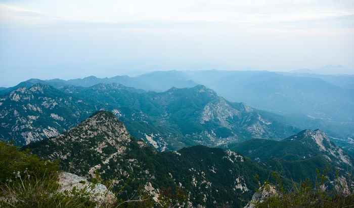 望岳拼音版(五岳之首泰山的景象是如何雄伟)