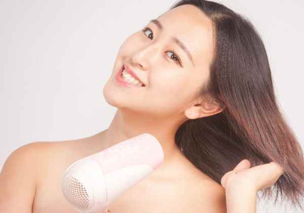 烫头发有什么危害(烫发会导致脱发、发质变差、引发过敏反应)