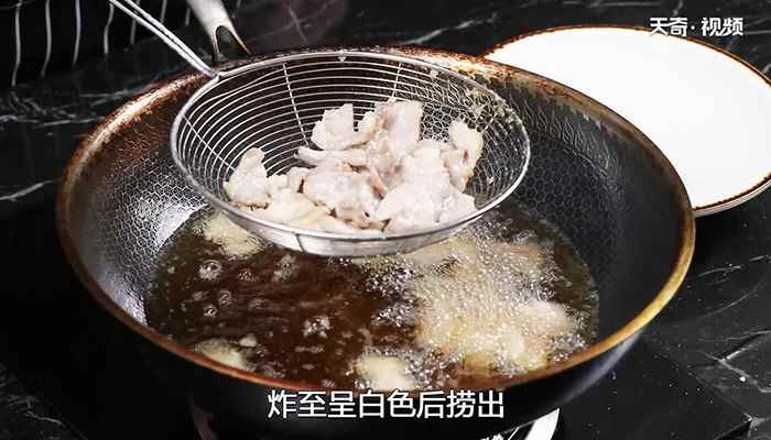 蒜爆肉的做法(猪瘦肉300克、蒜瓣75克、鸡蛋1个、水淀粉3大匙、精盐适量)