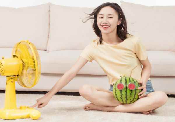 四十岁女人适合什么发型(四十岁女人适合的发型有:波浪卷发、大卷中长发、波波头短发、知)