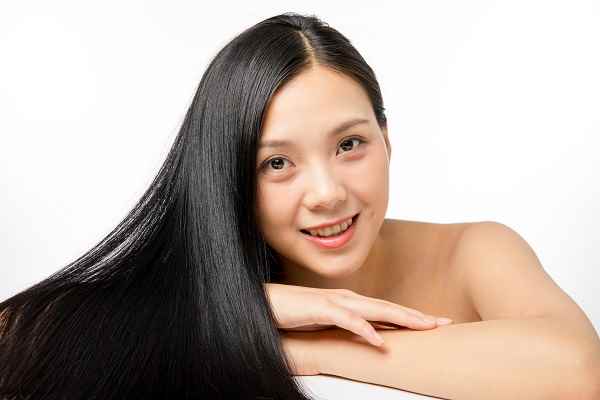 胖脸适合什么发型(胖脸适合的发型有:微卷侧马尾、齐肩内扣发型、中分长卷发、空气)