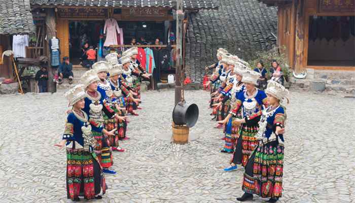 苗族的服装特点(湘西型苗族服饰考察资料称百余种)