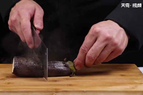 蒜泥茄子的做法(茄子400g熟白芝麻5g、青椒50g、盐10克、味精5克、香)