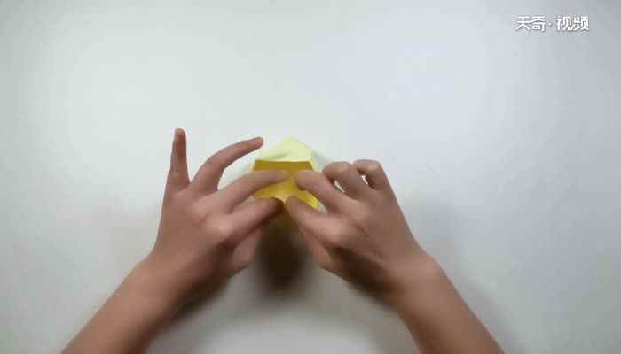 收纳盒折纸教程(如何取一张黄色正方形纸)