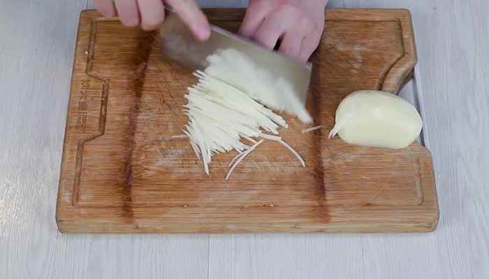 尖椒炒土豆丝的做法(青红尖椒切丝的做法步骤)