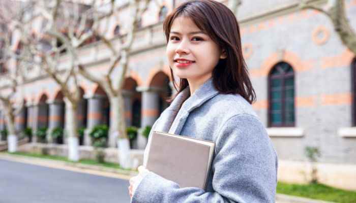 简单半丸子头扎法(先用护发精华乳护理头发后再用卷发棒卷烫头发)