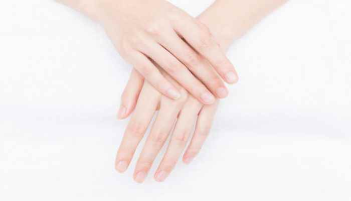 美甲怎么卸掉(一般美甲可以直接用洗甲水浸湿卸甲棉后擦拭卸除)