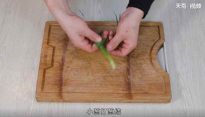 水煮花生米的做法(花生米300克、小葱3根、姜2克、八角1个、香叶1片、小茴香)