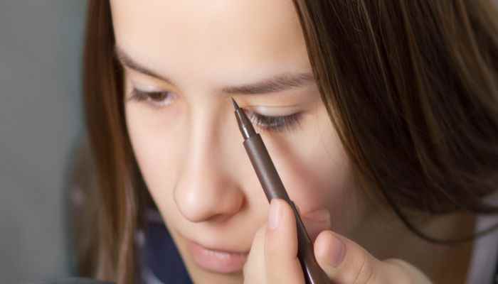 虎眉和扫帚眉区别(虎眉和扫帚眉的眉毛稀疏程度和形状都不同)