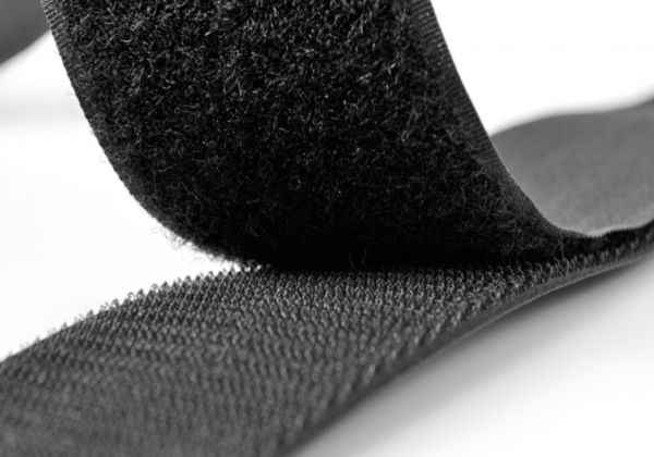 5个妙招去除衣服起球(衣服起球可以用梳子、魔术贴、剃须刀、橡胶手套、洗碗海绵来去除)