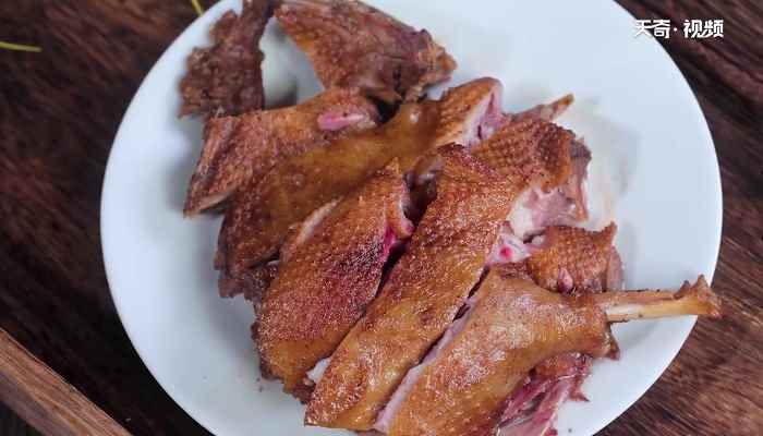 五味鹅的做法(鹅肉下锅小火慢煎5分钟)