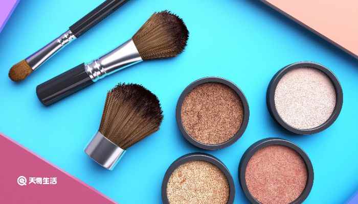 化妆需要什么(化妆品有粉底液、隔离霜、眼线笔、眉笔、眼影、口红和腮红)