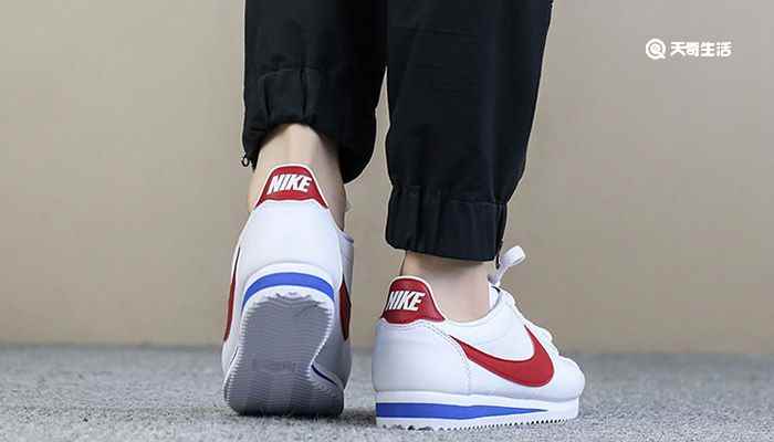 阿甘鞋为什么叫阿甘鞋(阿甘鞋搭配运动风的衣服并不是唯一的选择)