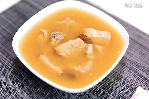 猴头菇排骨汤的做法(排骨250克干猴头菇80克姜1块、红枣3颗、枸杞5克)