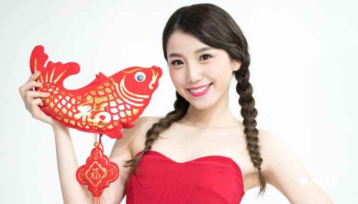 如何扎头发(三股发丝交叉缠绕的编法)