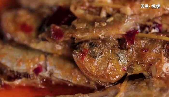 炖小鱼贴饼子怎么做(小黄鱼的做法步骤有哪些)