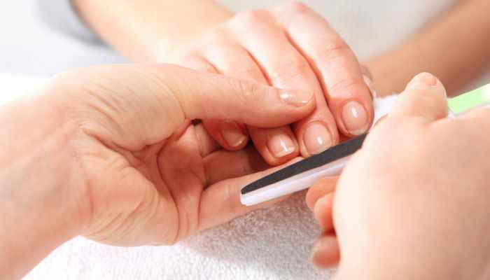 美甲怎么卸掉(一般美甲可以直接用洗甲水浸湿卸甲棉后擦拭卸除)