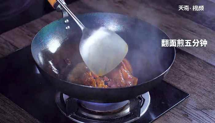 五味鹅的做法(鹅肉下锅小火慢煎5分钟)