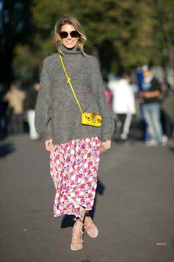 毛衣搭配方法(毛衣可以搭配衬衣、纯色大衣、基础长裤、皮裙、百褶裙、格纹裙、)