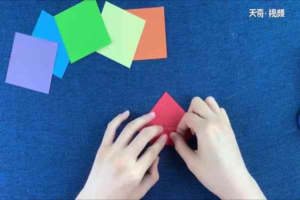 魔方怎么折(小彩纸的制作方法有哪些)