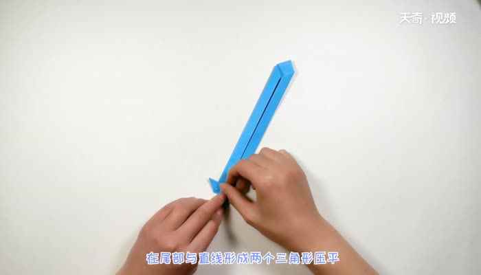 折纸武器宝剑(蓝色A4纸怎么对齐中线折)