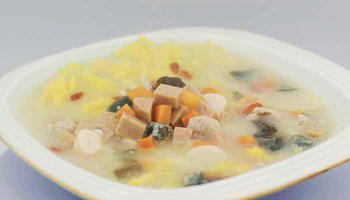 上汤娃娃菜的做法(娃娃菜300克、皮蛋1个、猪肉片翻炒)