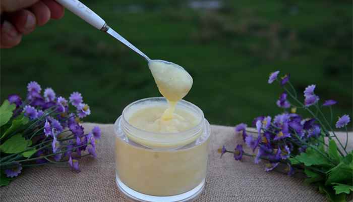 蜂王浆敷脸危害(蜂王浆敷在脸上太久时间会造成皮肤水分流失)