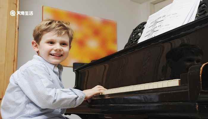 五线谱的五线和四个间共有几个音位(五线谱的五条线和四个间一共构成了9个音位)