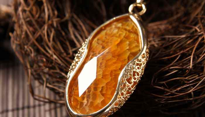 自己如何鉴定玉的真假(真假鉴定都是通过看、听、测试三种方法判断)