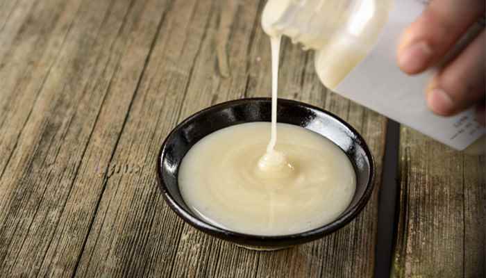 蜂王浆敷脸危害(蜂王浆敷在脸上太久时间会造成皮肤水分流失)