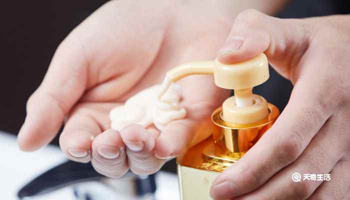 白醋洗头发的正确方法(用白醋洗头具有去除头发油腻的好处)