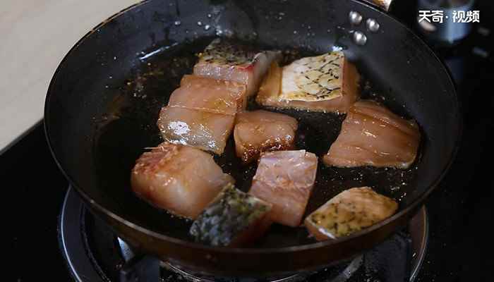 青椒炒鱼块的做法(草鱼怎么做好吃)