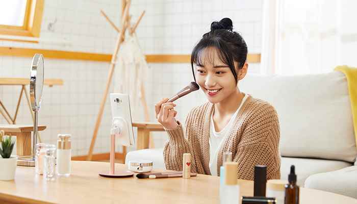 化妆的步骤是什么(基础护肤之后要先涂抹隔离霜)