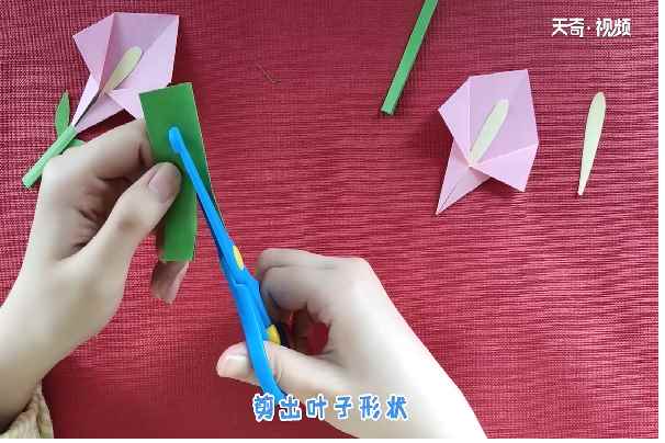 百合花的折法(绿色正方形纸张的制作方法)