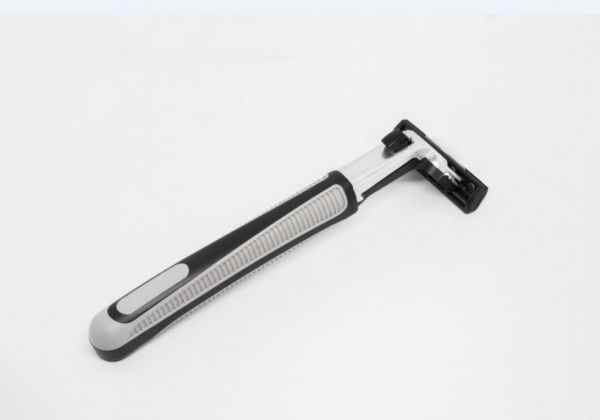 5个妙招去除衣服起球(衣服起球可以用梳子、魔术贴、剃须刀、橡胶手套、洗碗海绵来去除)